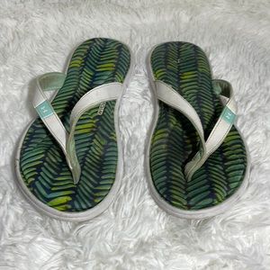 Under Armour foam flip flops size 8